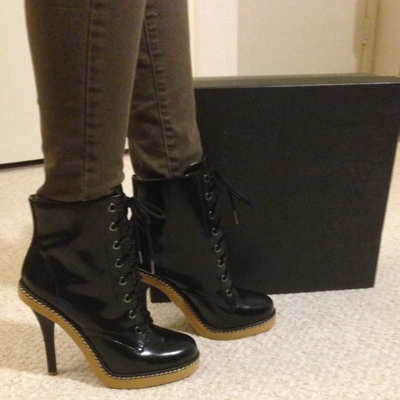 SOLD L.A.M.B Nichol Black Bootie Sz6 NIB - Picture 2 of 4