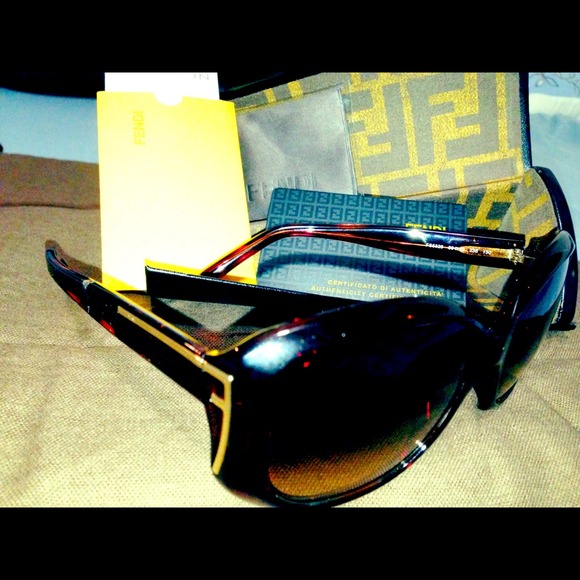 🚫SOLD OUT🚫 💯% Authentic Fendi SUNGLASS $159