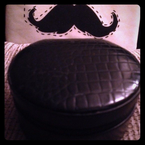 Travel Mini Oval Jewelry Black Box