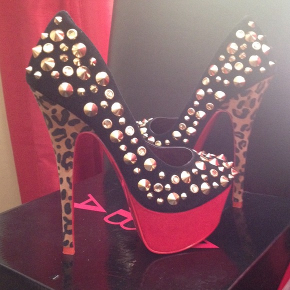 RED BOTTOM Spiked platform pumps