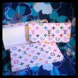 "LV" wallet
