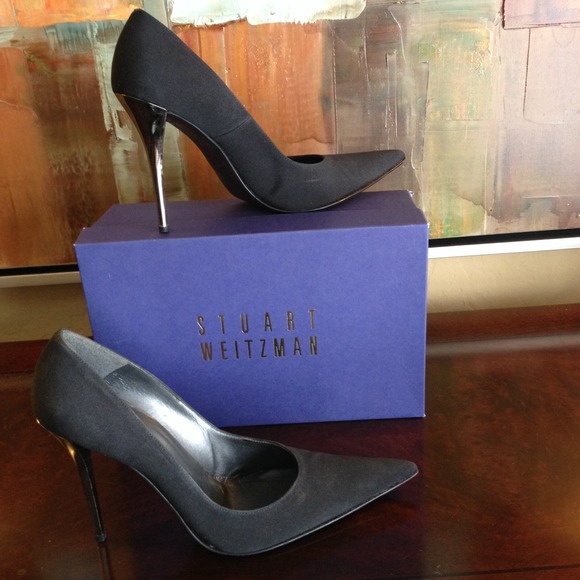 Black pumps