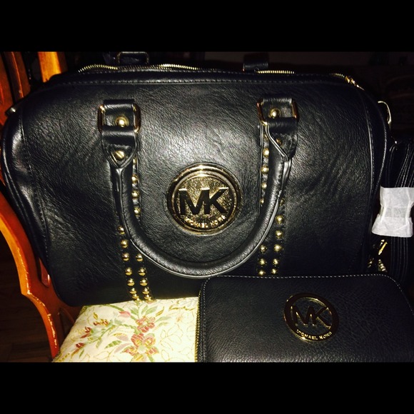 🚫SOLD✋✋🚫🚫 Mk satchel hand bag and wallet