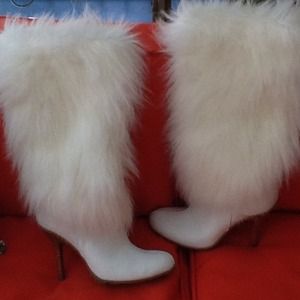 White faux fur boots 7 Steve Madden 👢👠