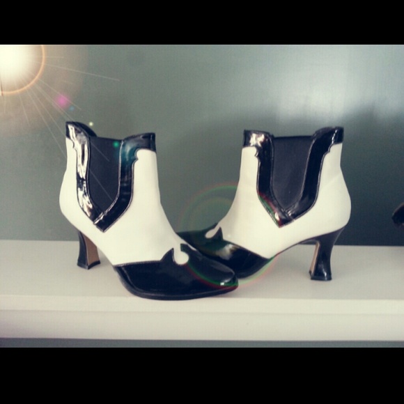 ANKLE BOOTS