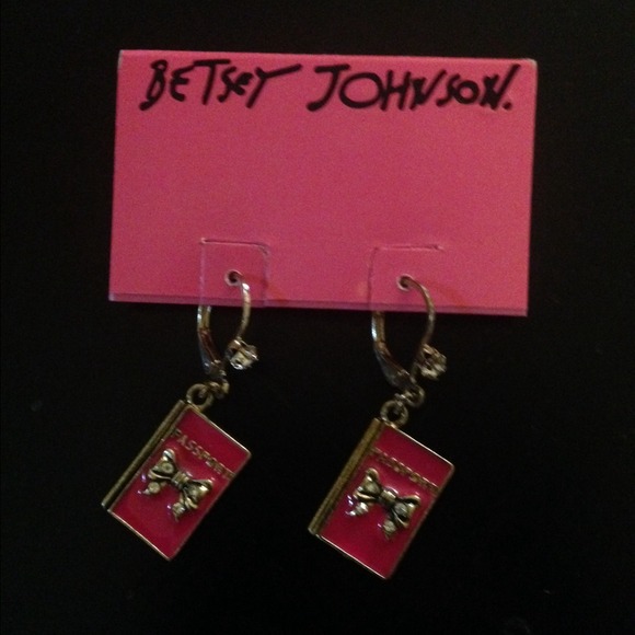 Betsy Johnson Passport Earring. - Picture 2 of 2