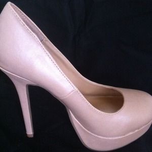 Nude pumps