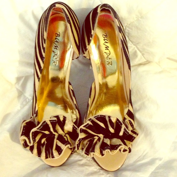 WORN ONCE - Peak toe pumps