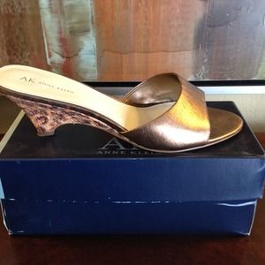 Gold and bronze leather mule