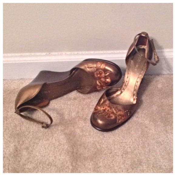 🌟BCBGirls🌟 Bronze Wedges 😍👠🎀 - Picture 1 of 1