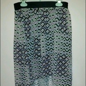 Geometric high-low skirt