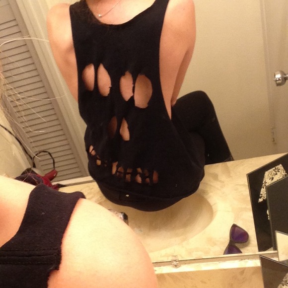 Cut out skull muscle tank