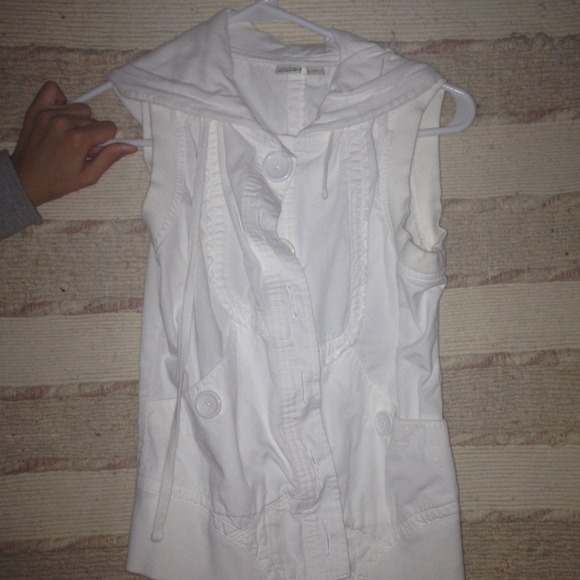 White vest - Picture 1 of 1