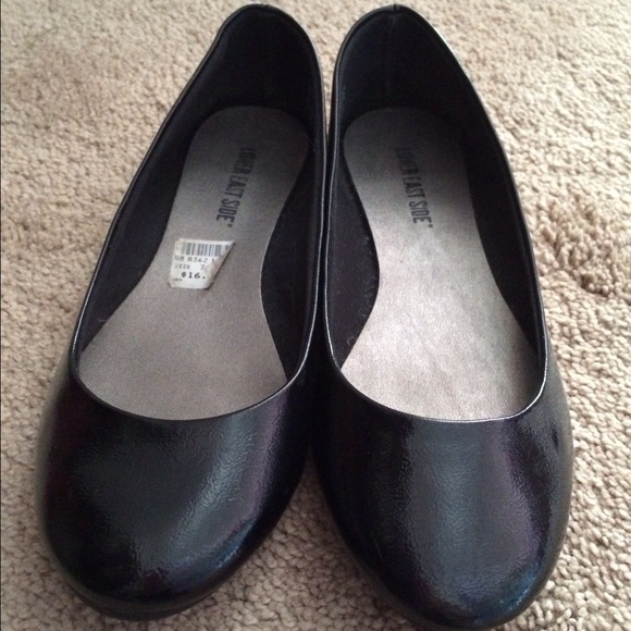 Comfy black flats