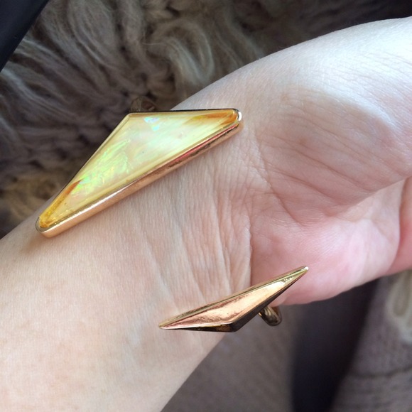 YELLOW MARBLE GOLD TONE CUFF SIZE OS - Picture 2 of 4