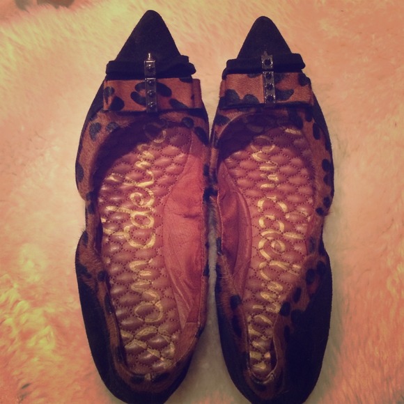 🎉HP!!🎉 SAM EDELMAN flats w/spike detail