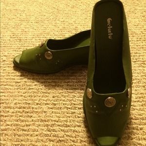*Reduced* Olive green peep toe- Damaged