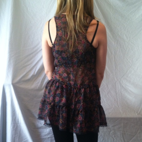 Flirty Top - Picture 2 of 4