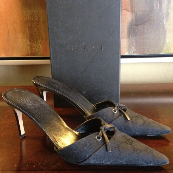 Classic Gucci mules with pattern