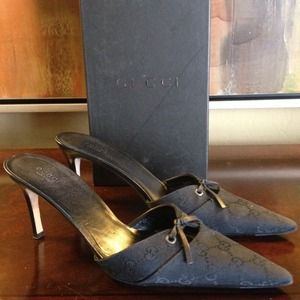 Classic Gucci mules with pattern