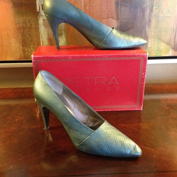 Light green close toe pump