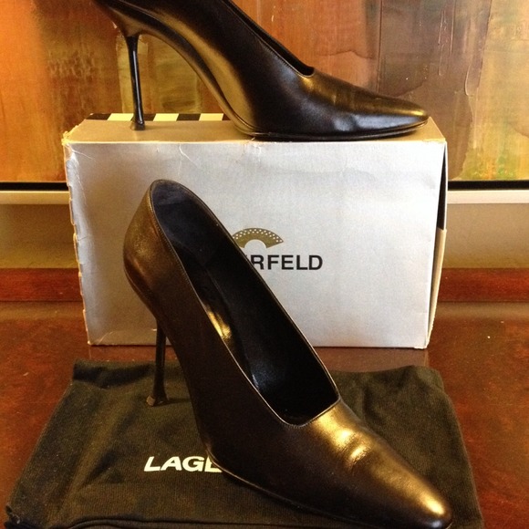 Black leather pump