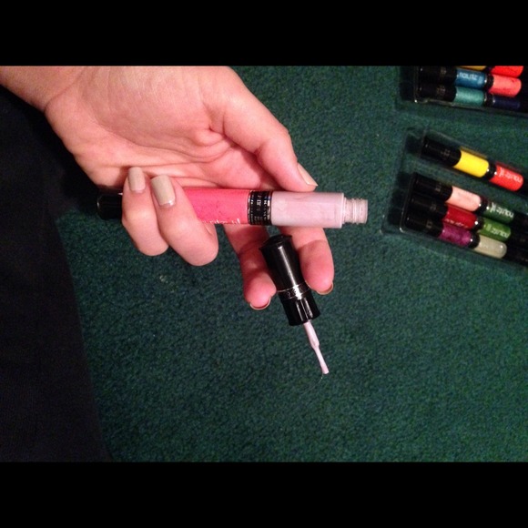 Nail polish bundle 🎀💅 - Picture 3 of 3