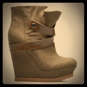 🎉2/20 HP🎉 Suede Wedges w/ Leather Wrap Detail