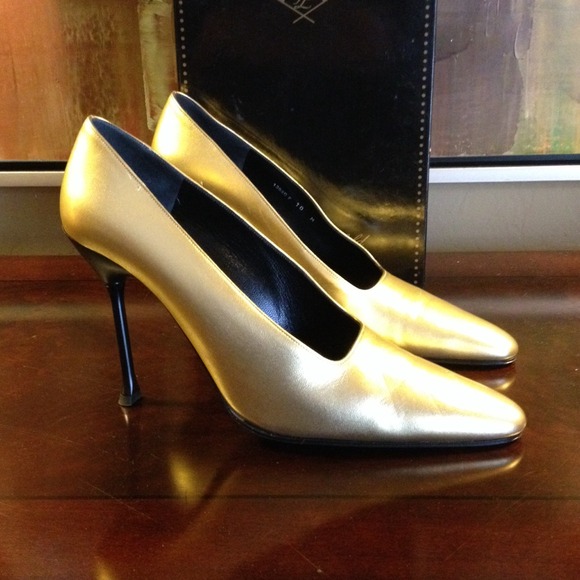 Gold leather pump