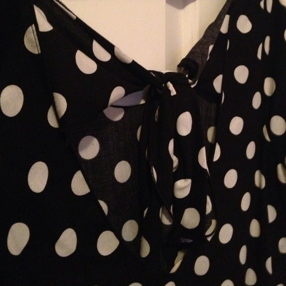 High low black and white polka dot top w open back - Picture 2 of 3