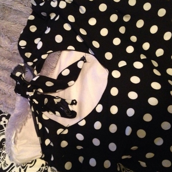High low black and white polka dot top w open back - Picture 3 of 3