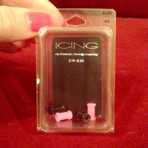 NWT 2 pairs of 4G plugs