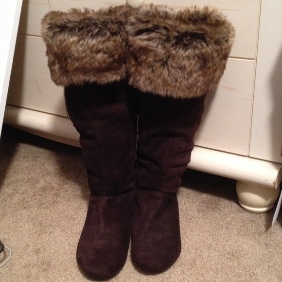 Cute brown suede boots!