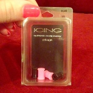 NWT 2 pairs of 2G plugs