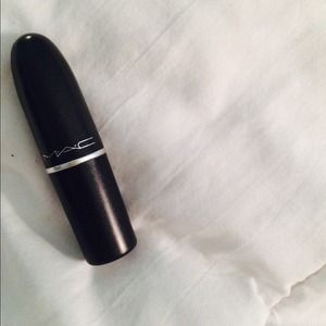 💋 MAC lipstick in the color "Utter Pervette"