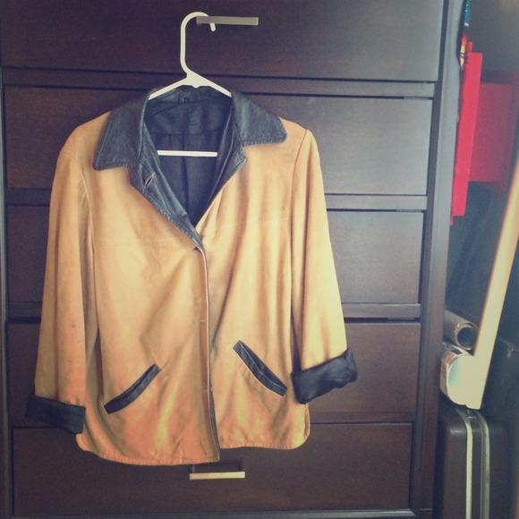 Tan leather blazer with black detail✨🌵
