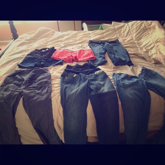 4 pairs of maternity jeans, 2shorts.good condition