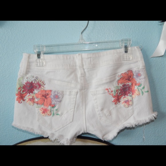 ⚡️flash sale!⚡️Bullhead denim white shorts - Picture 2 of 4
