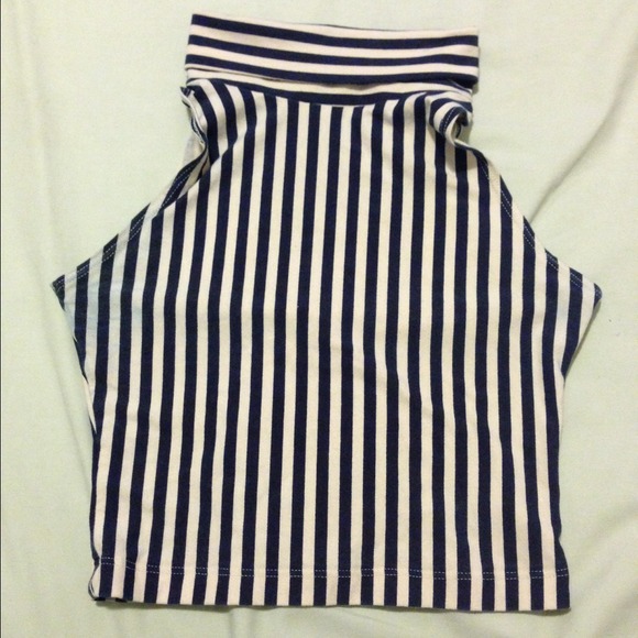 ❌SOLD Turtleneck crop top - Picture 2 of 3