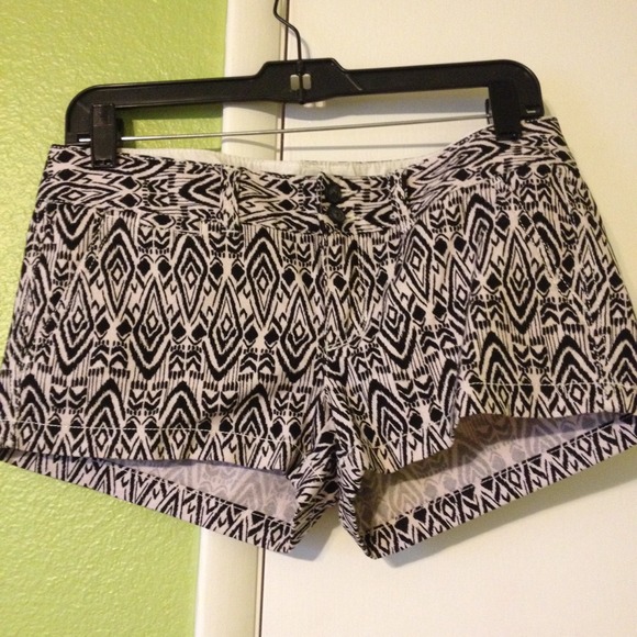 Black and White American Eagle shorts.