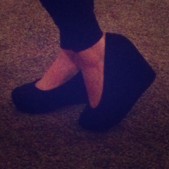 Black wedges