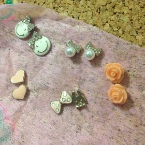 Cute earring set!
