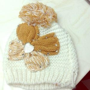 [SOLD] White knitted beanie