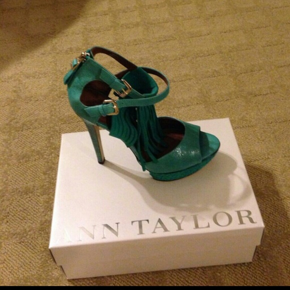 ***Hold*** Teal heels