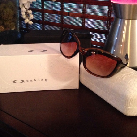 Sold!! New women's Oakley sunglasses