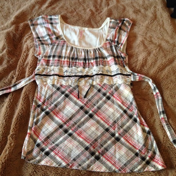 💥sold💥Cute tie back plaid top. Large