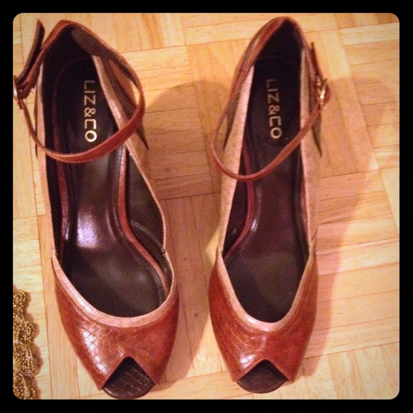 Tan/Brown sz 9 peep toe ankle wedged shoes