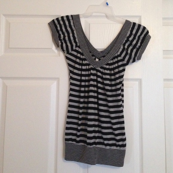 🚫SOLD🚫 Black and grey stripped shirt