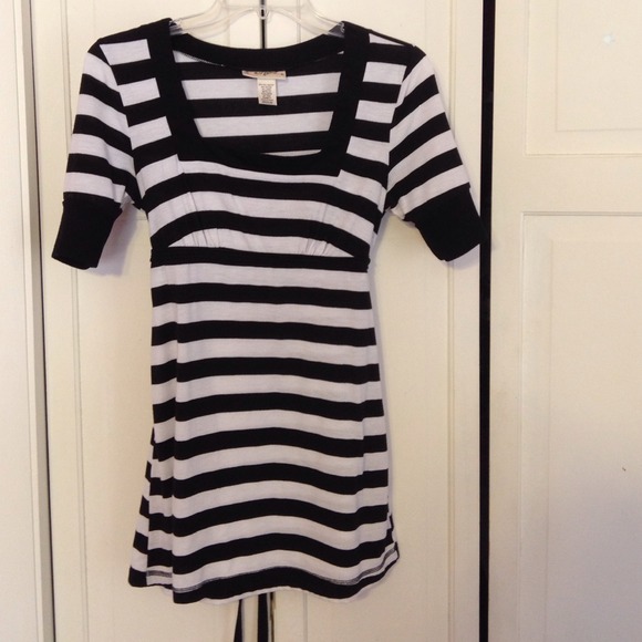 Medium Black and white tie back top.