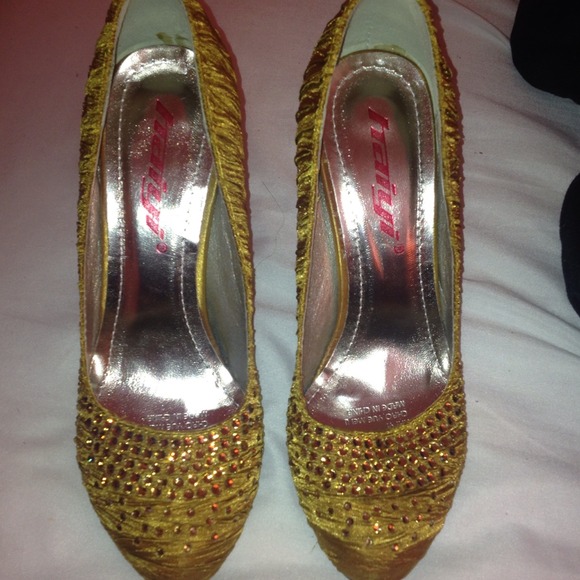 NWOT GORGEOUS HEELS